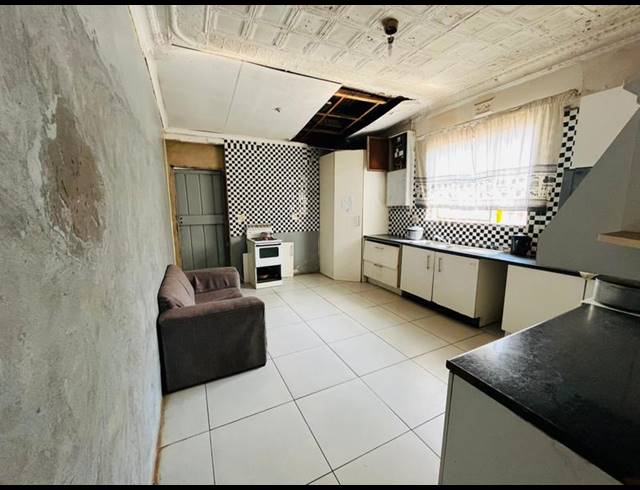 8 BEDROOM HOUSE FOR SALE IN BEZUIDENHOUT VALLEY